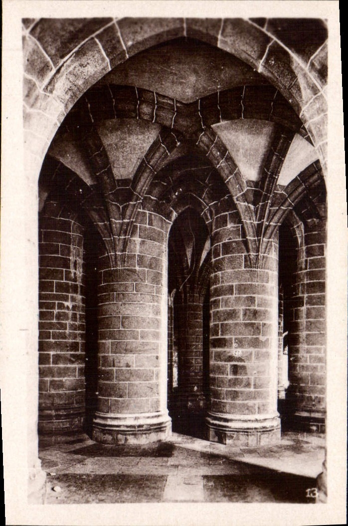 CPM Mont St Michel Galerie du Cloitre 