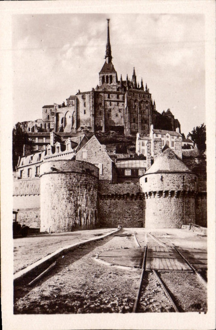 CPM Mont St Michel vue prise de la Digue 