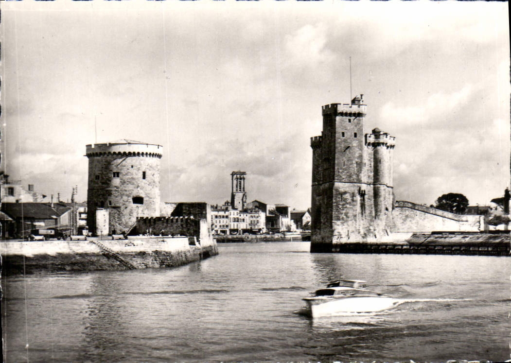 CPM La Rochelle CH Mar la sortie du port et l'eglise Saint Sauveur 