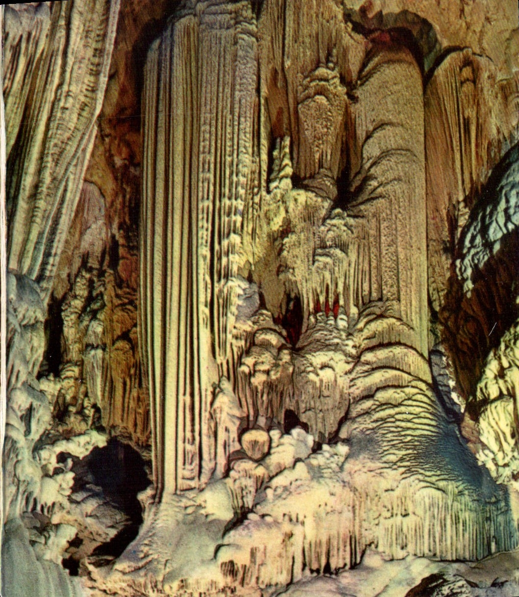 CPM La Falaise Illuminee le Bas du Temple est herisse d'asperites de magnifiques piliers de Stalagmi