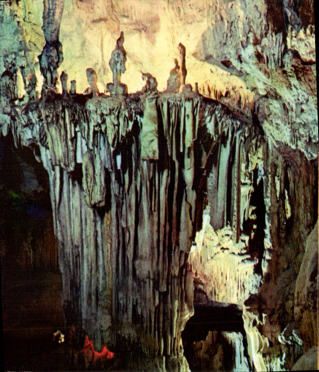 CPM La Falaise Illuminee Grace a la fee electricite la grotte sort de l'ombre des portiques des Casc