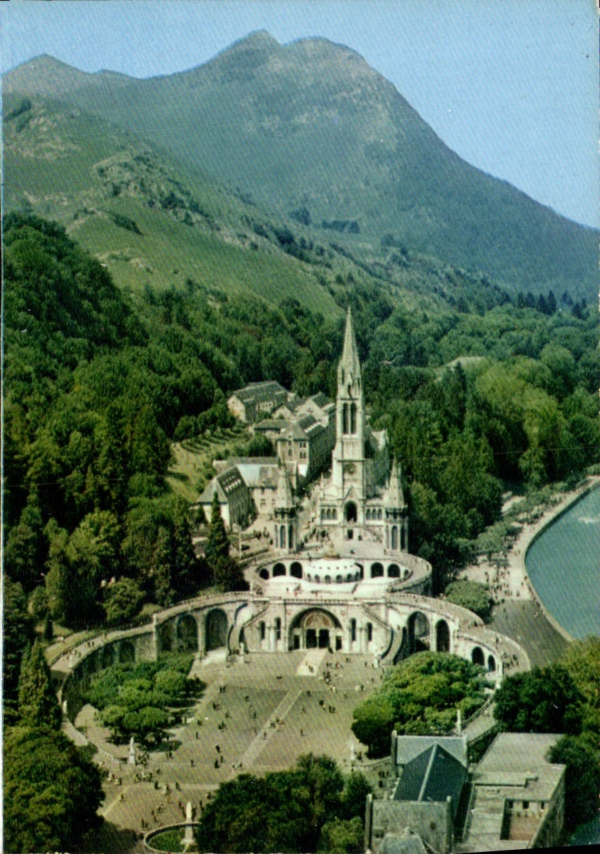 CPM Lourdes vue aerienne des Sanctuaires 