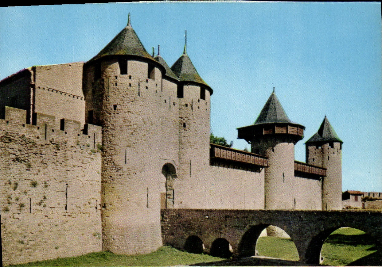 Cité Médiévale — Entrée du Château et les Remparts — CPAPHIL