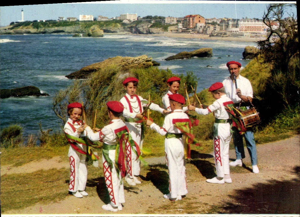 CPM Groupe Chelitztarrak de Biarritz dans des Petits Batons Maki Txiki 