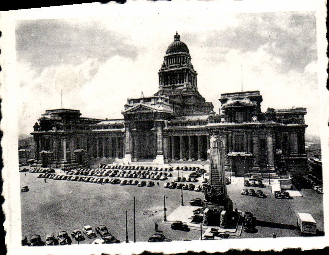 Brüssel - Justizpalast und Denkmal der belgischen Infanterie — CPAPHIL