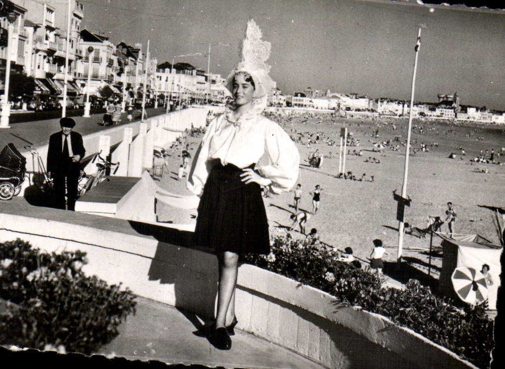 CPM Les Sables d'Olonne Vendee sablaise devant la Plage et le Remblai 