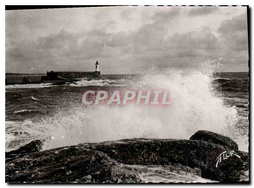 CPM Les Sables d'Olonne Vendee effet de Vague sur les Rochers de Saint Nicolas 