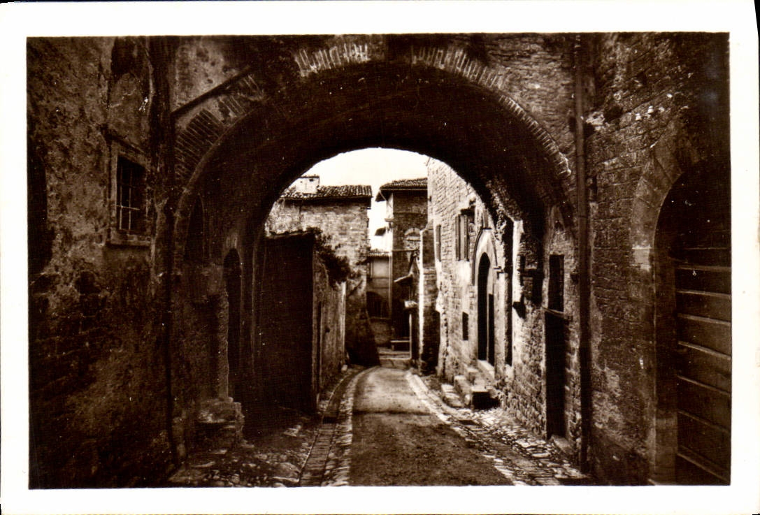 CPM Assisi una via caratteristica con la Casa di Bernardo di Quintavalle 