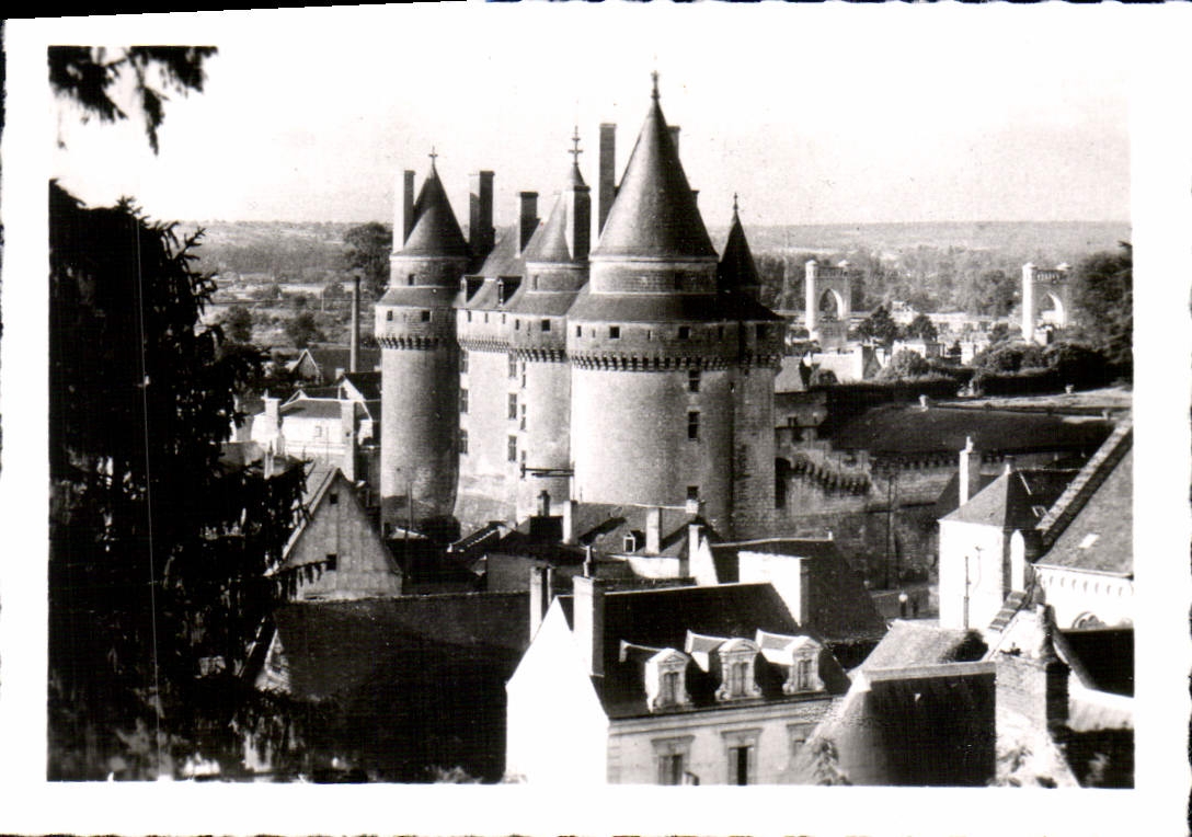 CPM Langeais le Chateau et le pont sur la Loire 
