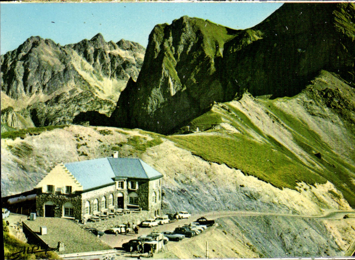 Le Col du Tourmalet (2114 m.) — L'Hôtellerie et le départ de la descente sur Barèges. Au fond, le Pic d'Espade — Éditeur : Les Pyrénées, n° E. 324