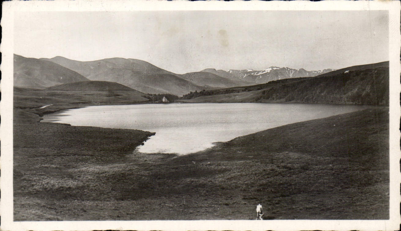 CPM Env du Mont Dore le lac de Query et le Sancy 