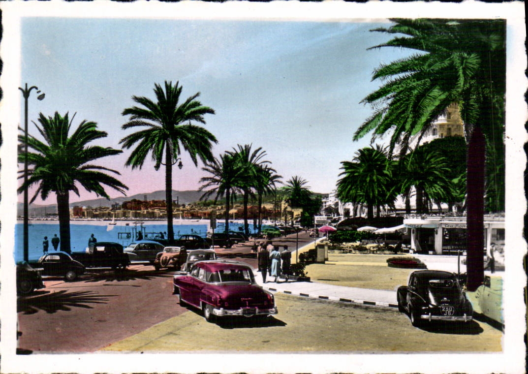 CPM Cannes la Croisette au fond le Suquet 