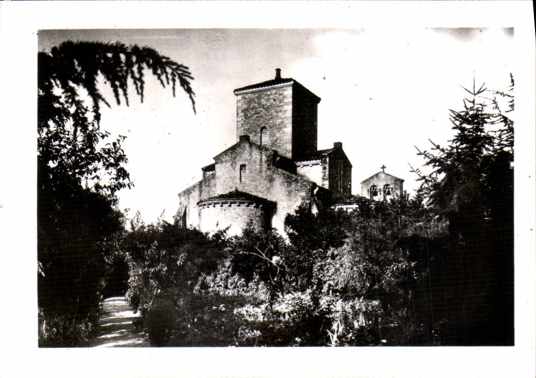 CPM L'Eglise de Germigny des Pres L'Abside vue du Jardin du Presby tere 