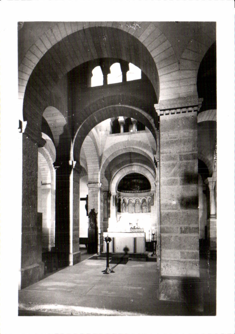 CPM L'Eglise de Germigny des Pres L'Interieur de la Tour Lanterne et L'Abside Orientale 