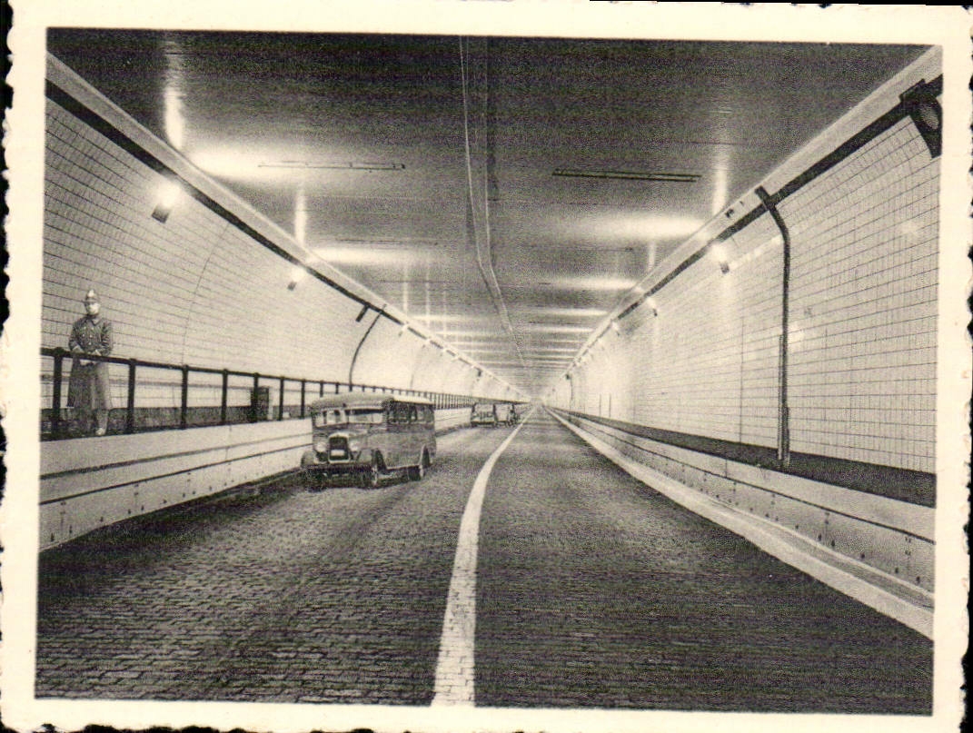 CPM Antwerpen Anvers Vue interieure du Tunnel pour vehicules sous l'Escaut Eclairage Philora au Sodi