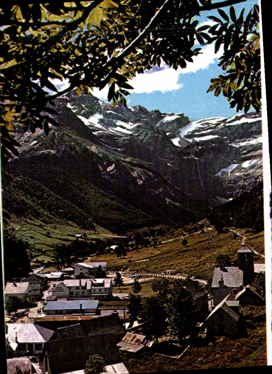 CPM Hautes Pyrenees Gavarnie Le Village et le Cirque 