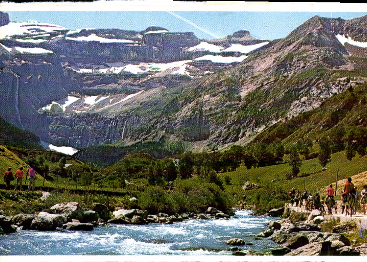 CPM Hautes Pyrenees Gavarnie La Gave et le Cirque 