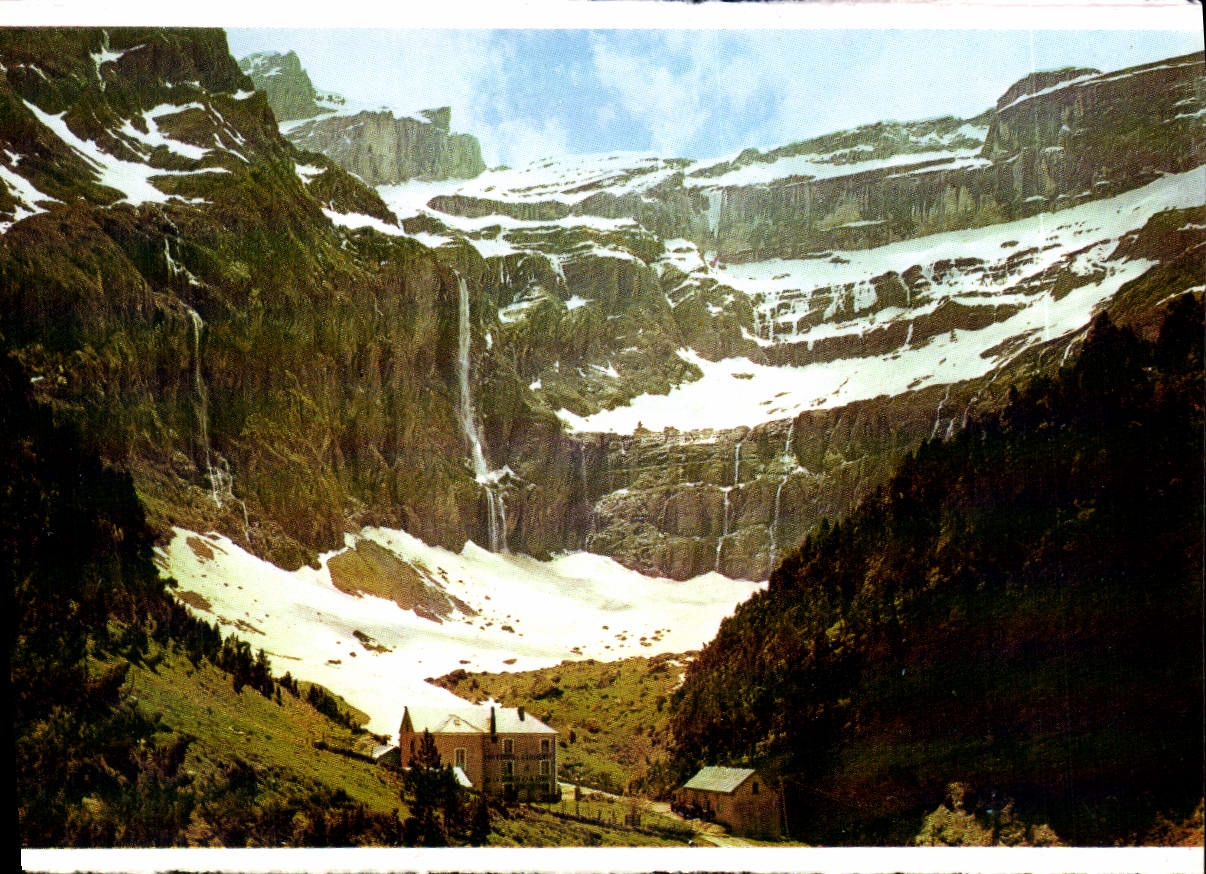 CPM Les Pyrenees gavarnie Hautes Pyrenees Le Cirque la Grande Cascade et l'Hotel du Cirque 