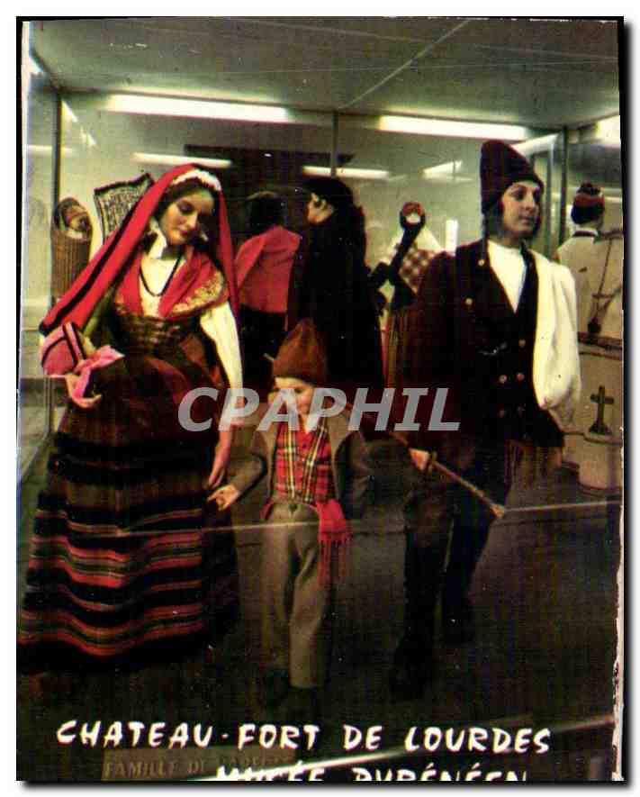 CPM Chateau Fort de Lourdes Costumes Pyrenees Famille de Bareges 