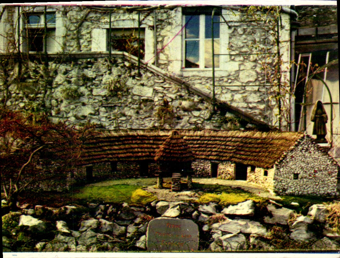 Ferme de la province de Léon — Château Fort de Lourdes — Éditeur A. Doucet, Lourdes