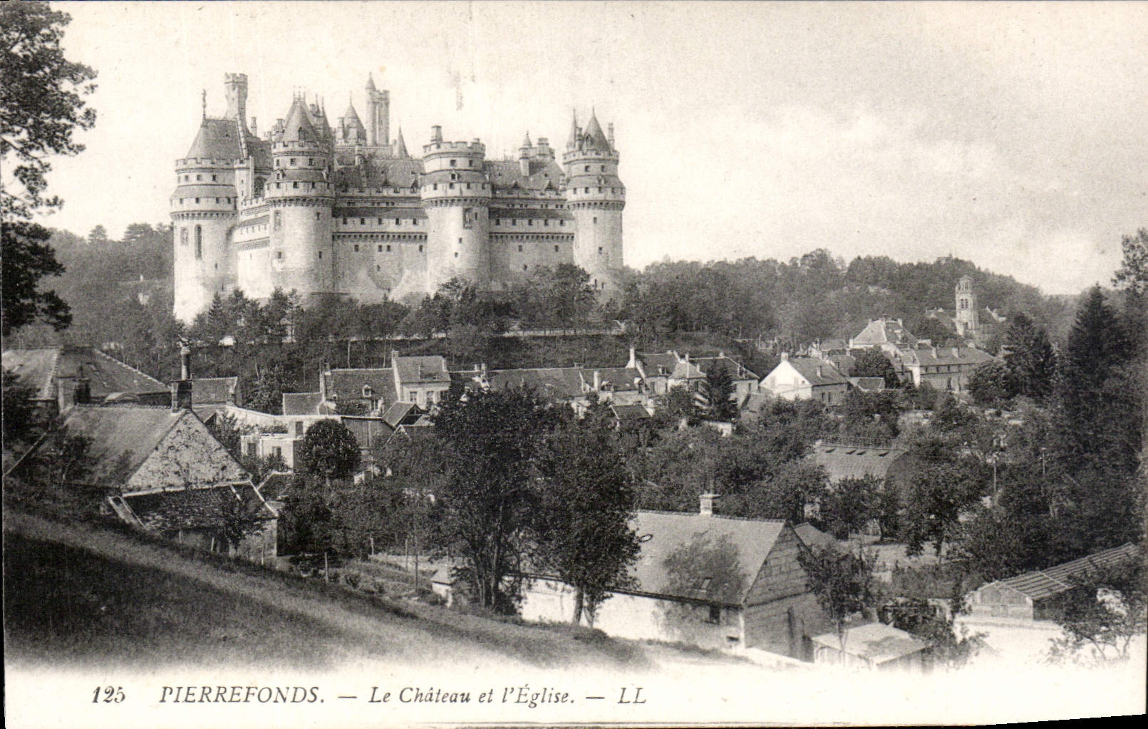 CPA Pierrefonds le Chateau et l'eglise 