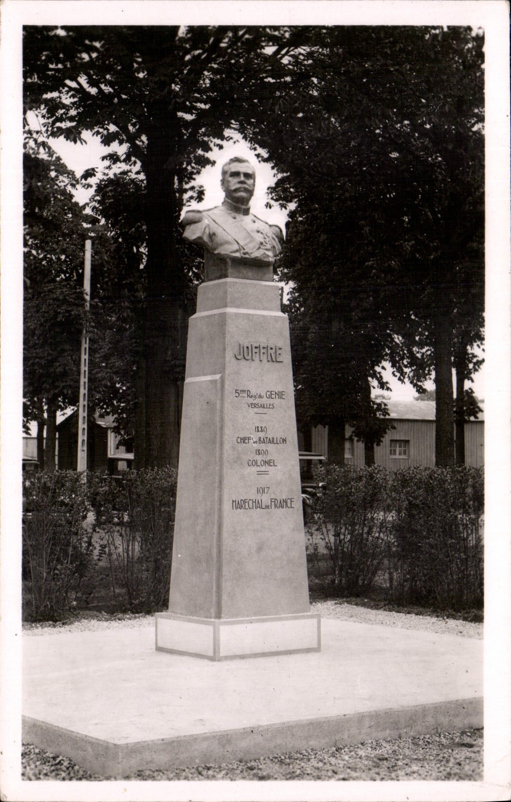 CPA Camp de Satory Versailles S et O Rogiment du Genie statue du Marechal Joffre detruite par les Al
