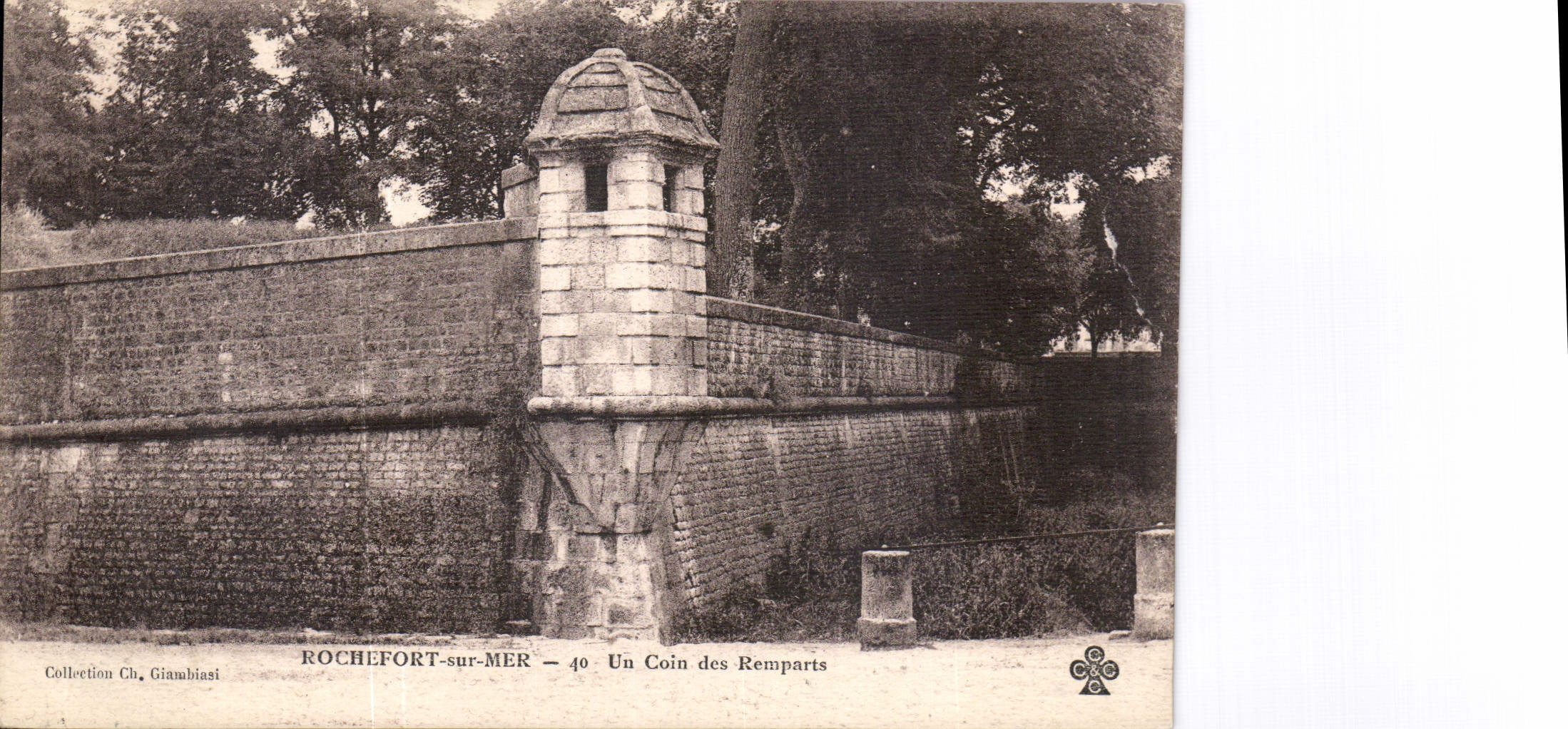 CPA Rochefort sur mer un coin des Remparts 