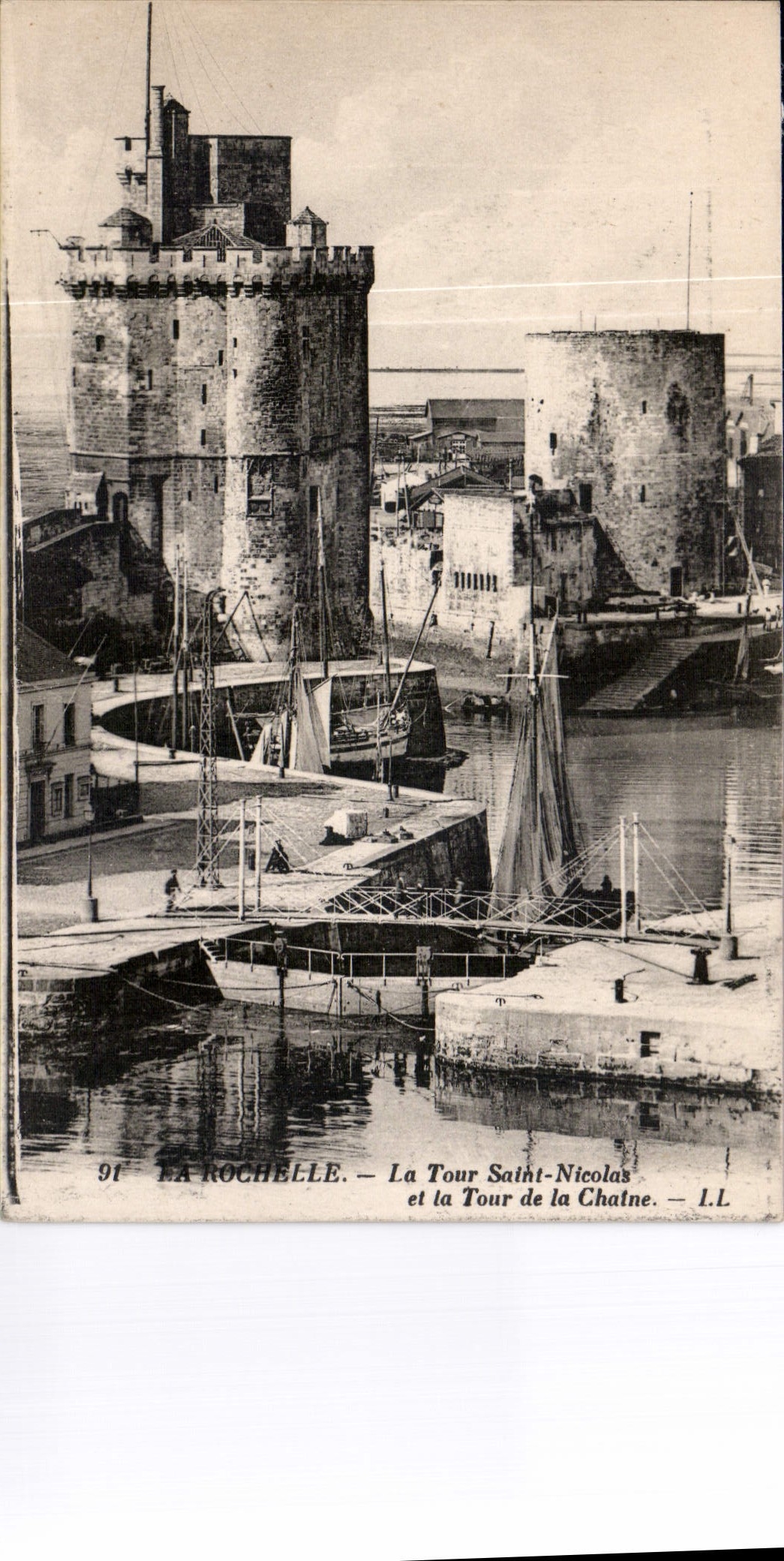 CPA La Rochelle la tour Saint Nicolas et la tour de la Chaine 