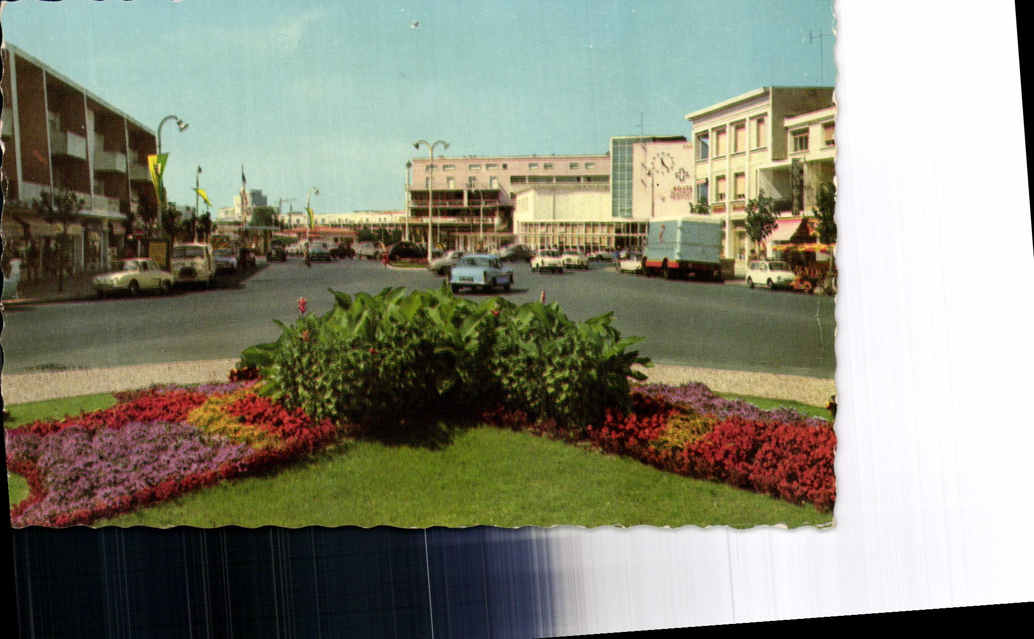 CPM Royan massif de fleurs du Cours de l'Europe vue vers la Poste et le Front de Mer 