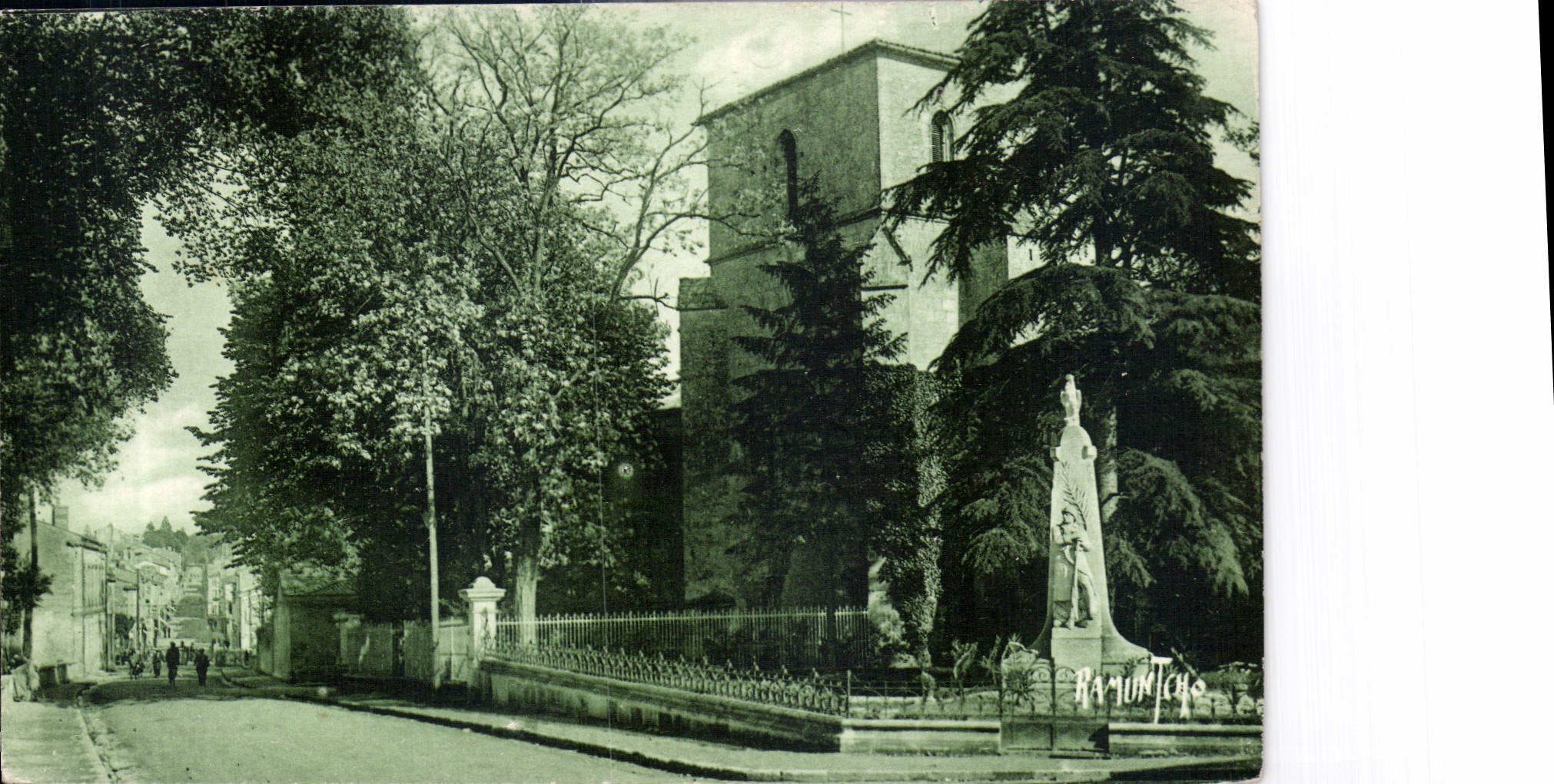 CPA Eglise et monument aux enfants de Tonnay Charente morts pour la Patrie 