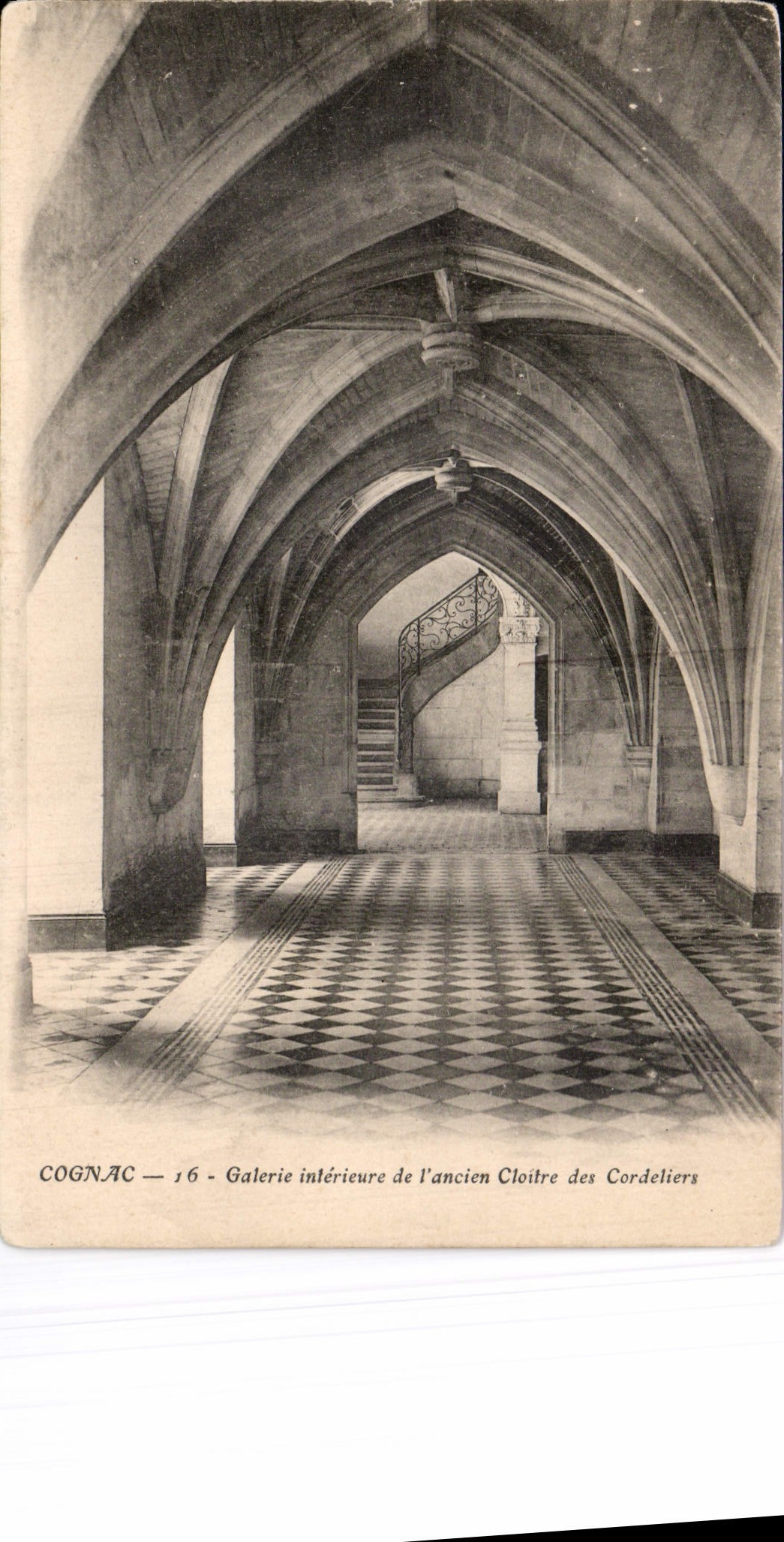 CPA Cognac galerie interieur de l'ancien cloitre des Cordeliers 