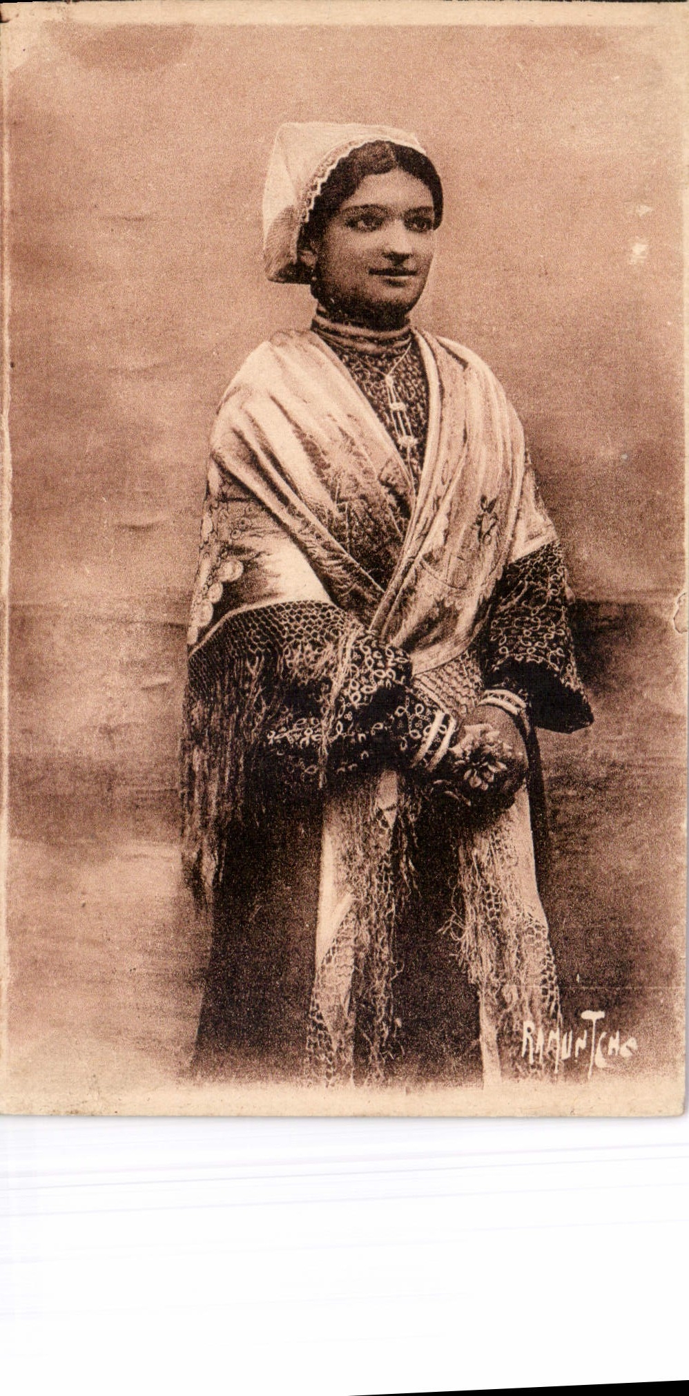 CPA Vieux costumes de l'Aunin et Saintonge Coiffe retaise Folklore