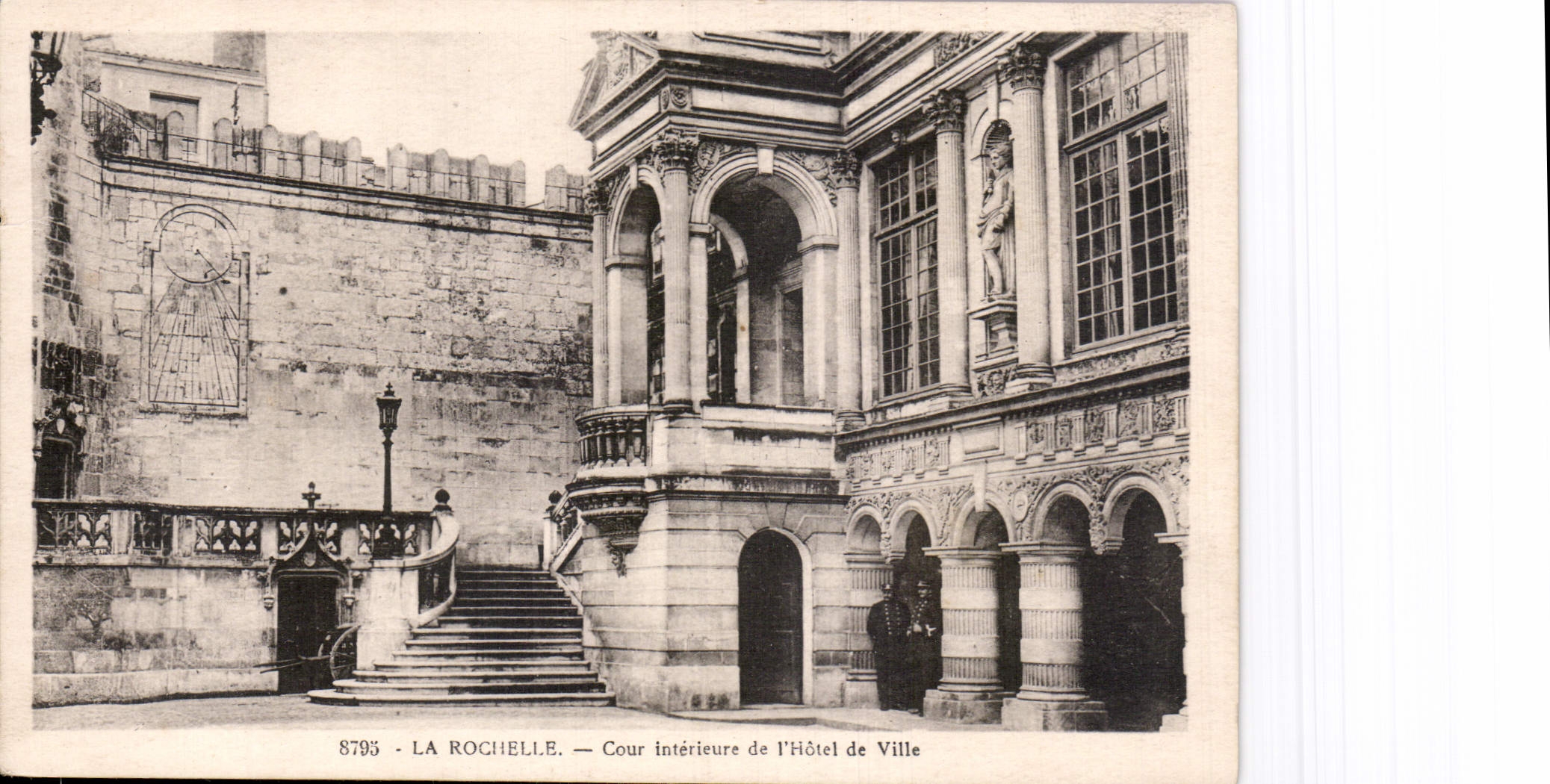 CPA La Rochelle cour interieur de l'hotel de ville 
