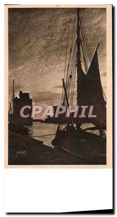 CPA La Douce France la Rochelle l'entree du port Bateaux de peche