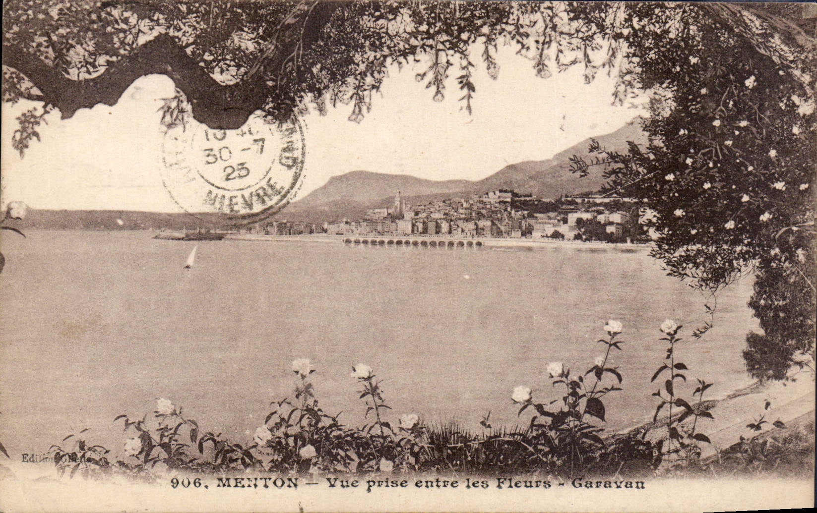 CPA Menton vue prise entre les Fleurs Garavan 