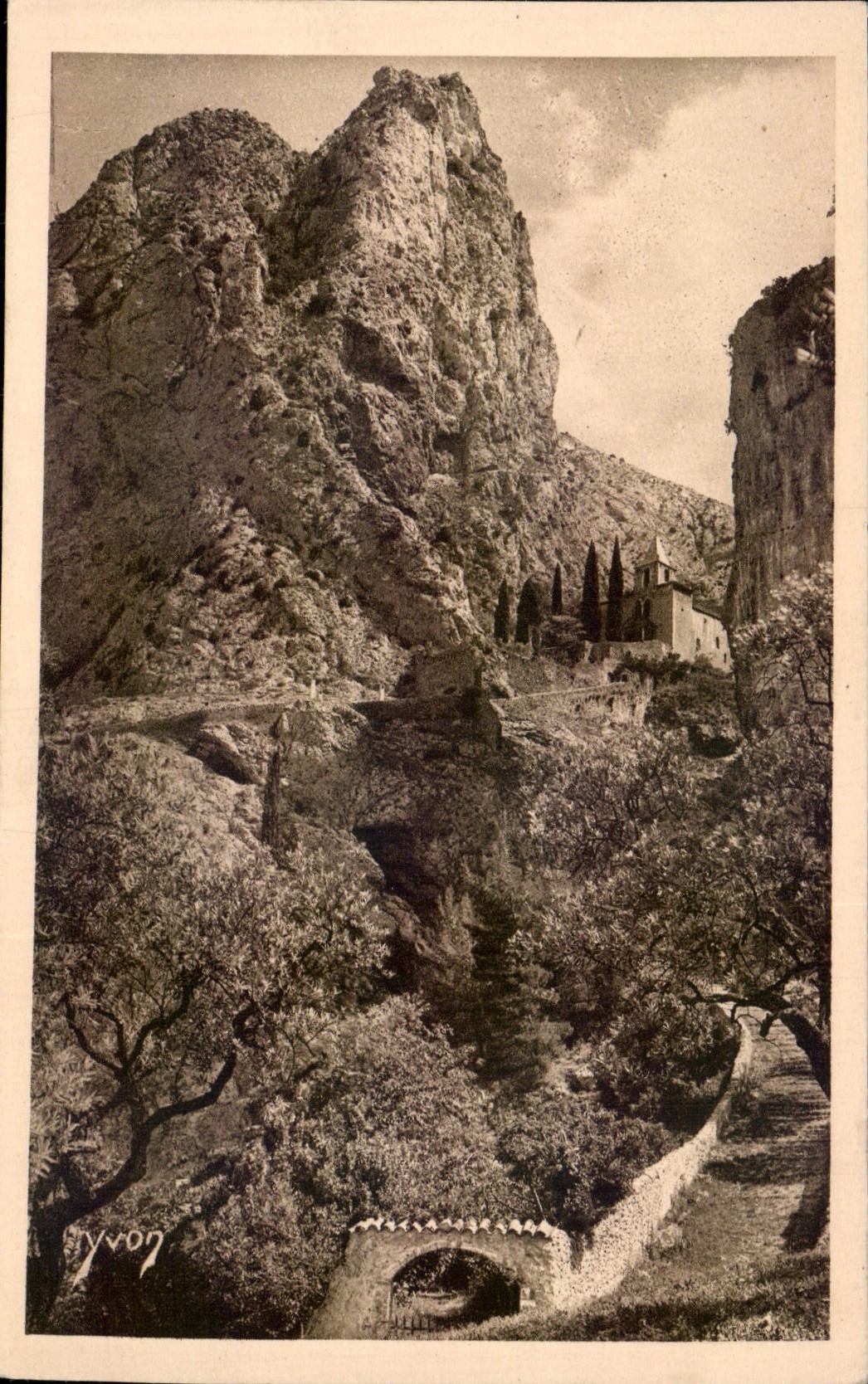 CPA La Douce France Paysages et Pierres de Provence Moustiers Ste Marie et la Chapelle de Beauvoir f
