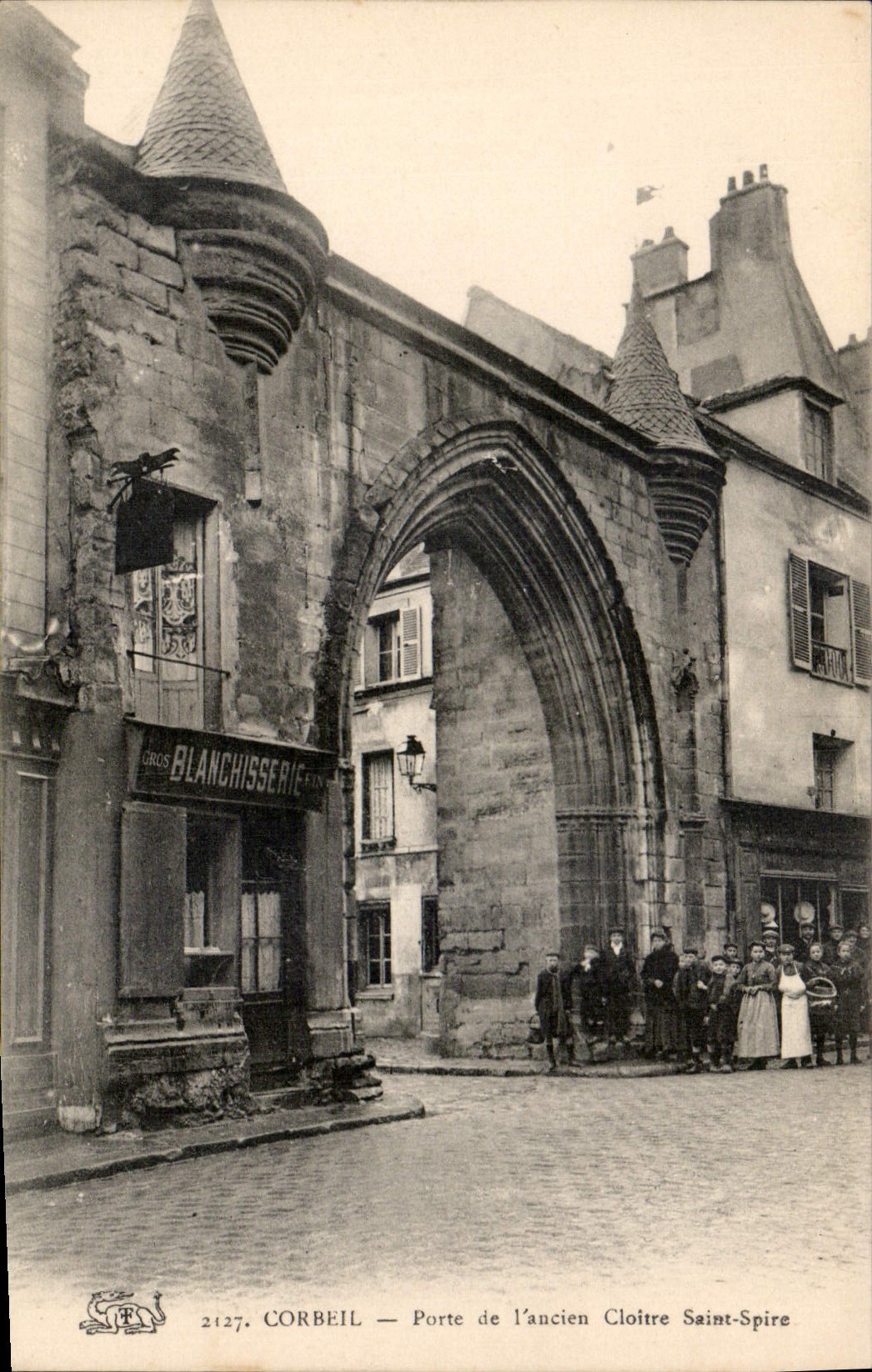 CPA Corbeil Porte de l'ancien Cloitre Saint Spire Blanchissserie
