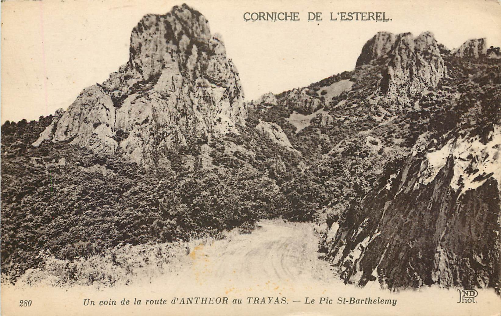 CPA Corniche de l'Esterel Un coin de la route d'Antheor au Trayas Le Pic St Barthelemy 