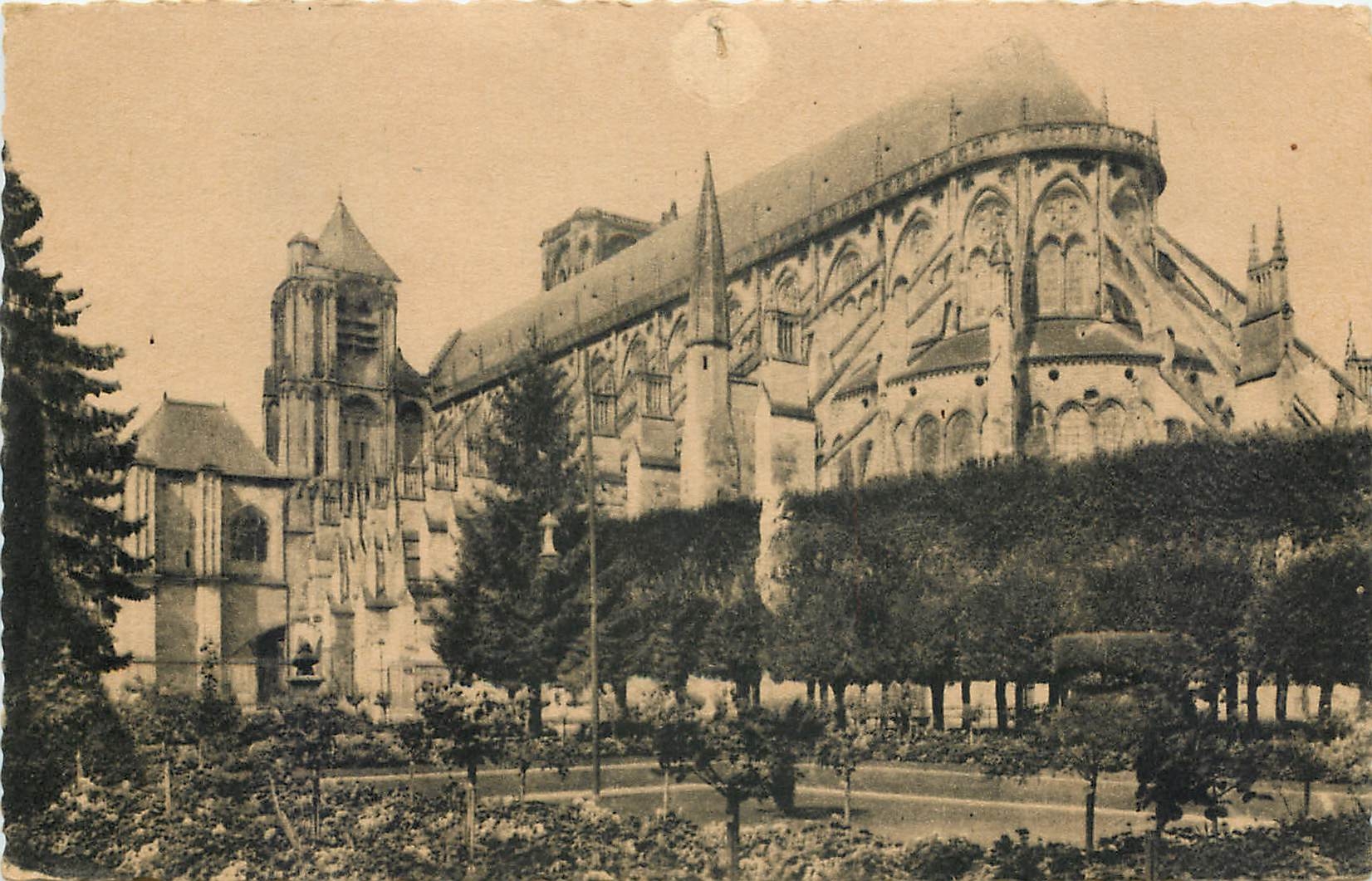 CPA Bourges Cher La Cathedrale vue prise du Jardin de l'Hotel de Ville 