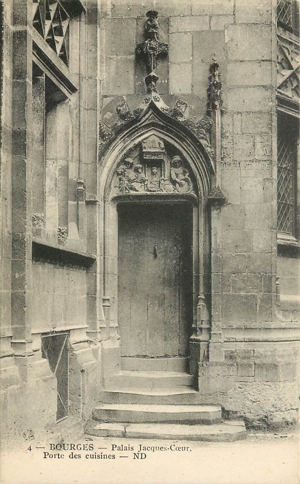 CPA Bourges Palais Jacques Coeur Porte des cuisines 