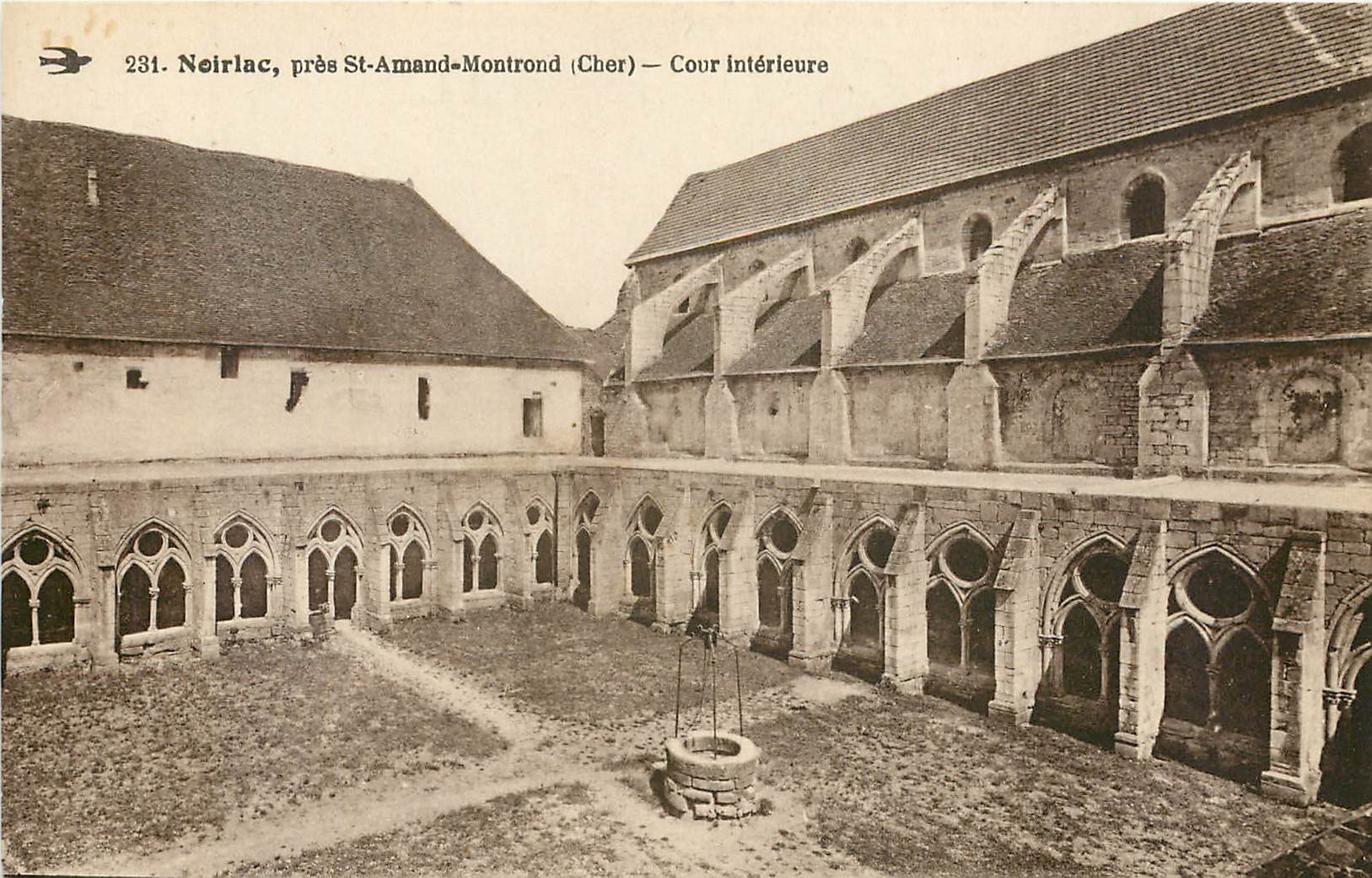 CPA Noirlac pres St Amand Mortrond Cher Cour interieure 