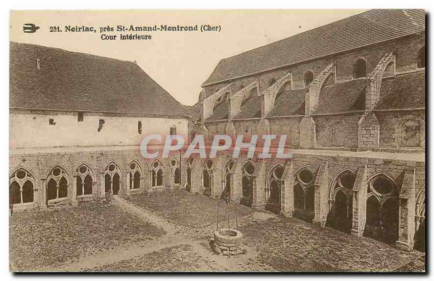 CPA Noirlac pres St Amand Mortrond Cher Cour interieure 