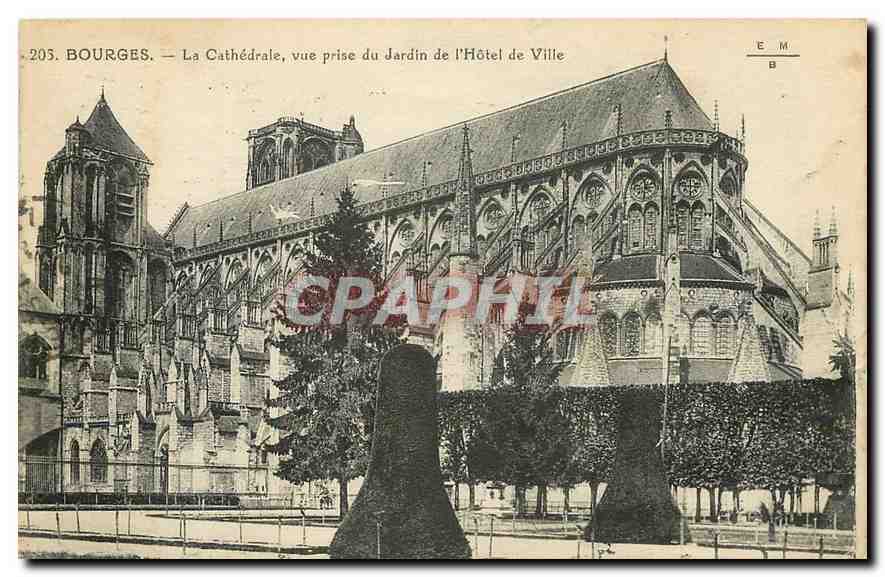 CPA Bourges La Cathedrale vue prise du Jardin de l'Hotel de Ville 