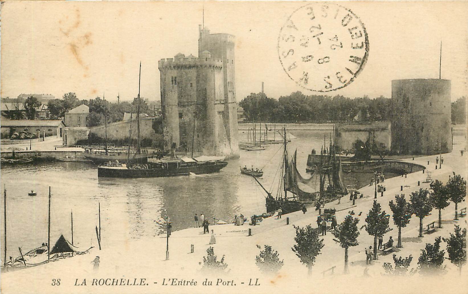 CPA La Rochelle L'Entree du Port Bateaux