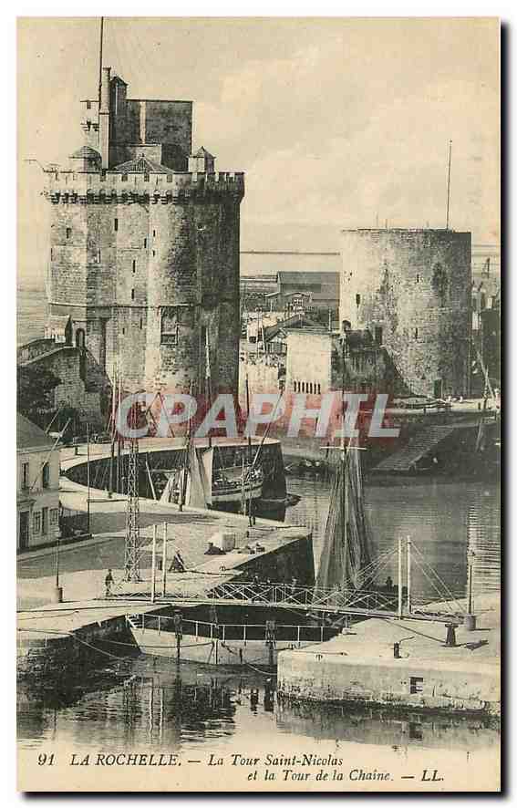 CPA La Rochelle La Tour Saint Nicolas et la Tour de la Chaine 