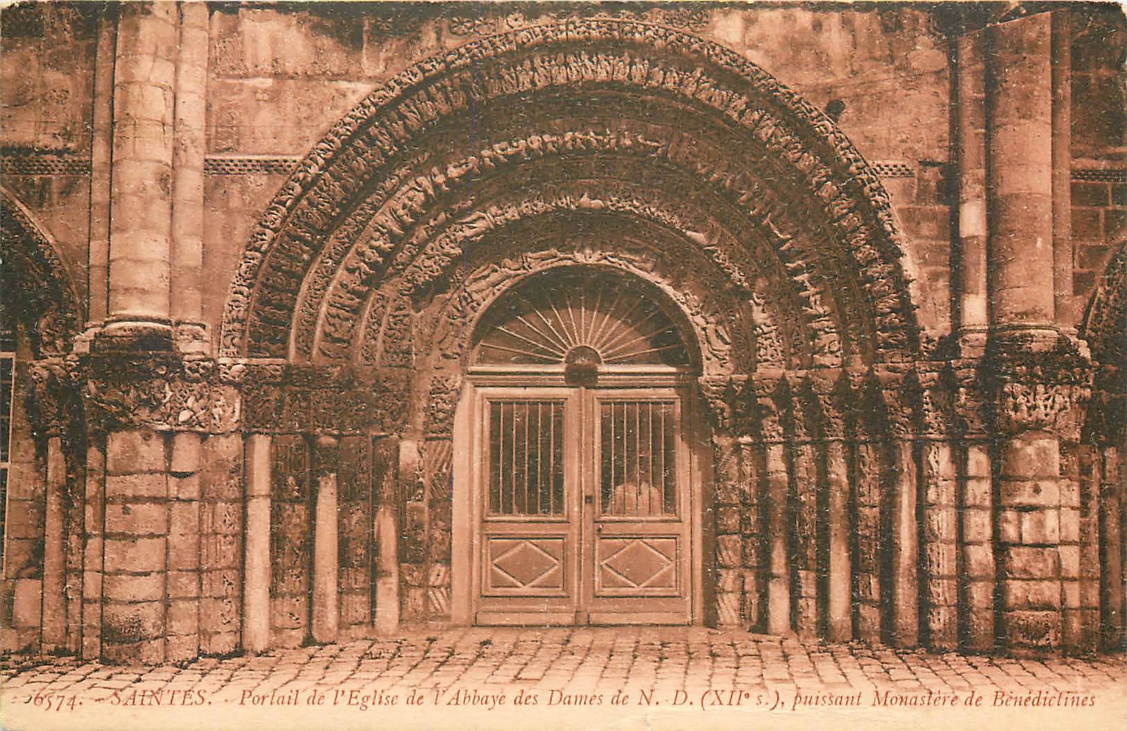 CPA Saintes Portail de l'Eglise de l'Abbaye des Dames de N D puissant Monastere de Benedictines 