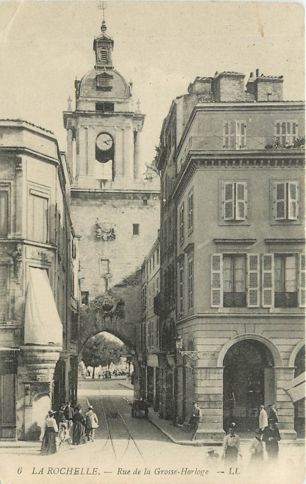 CPA La Rochelle Rue de la Grosse Horloge 