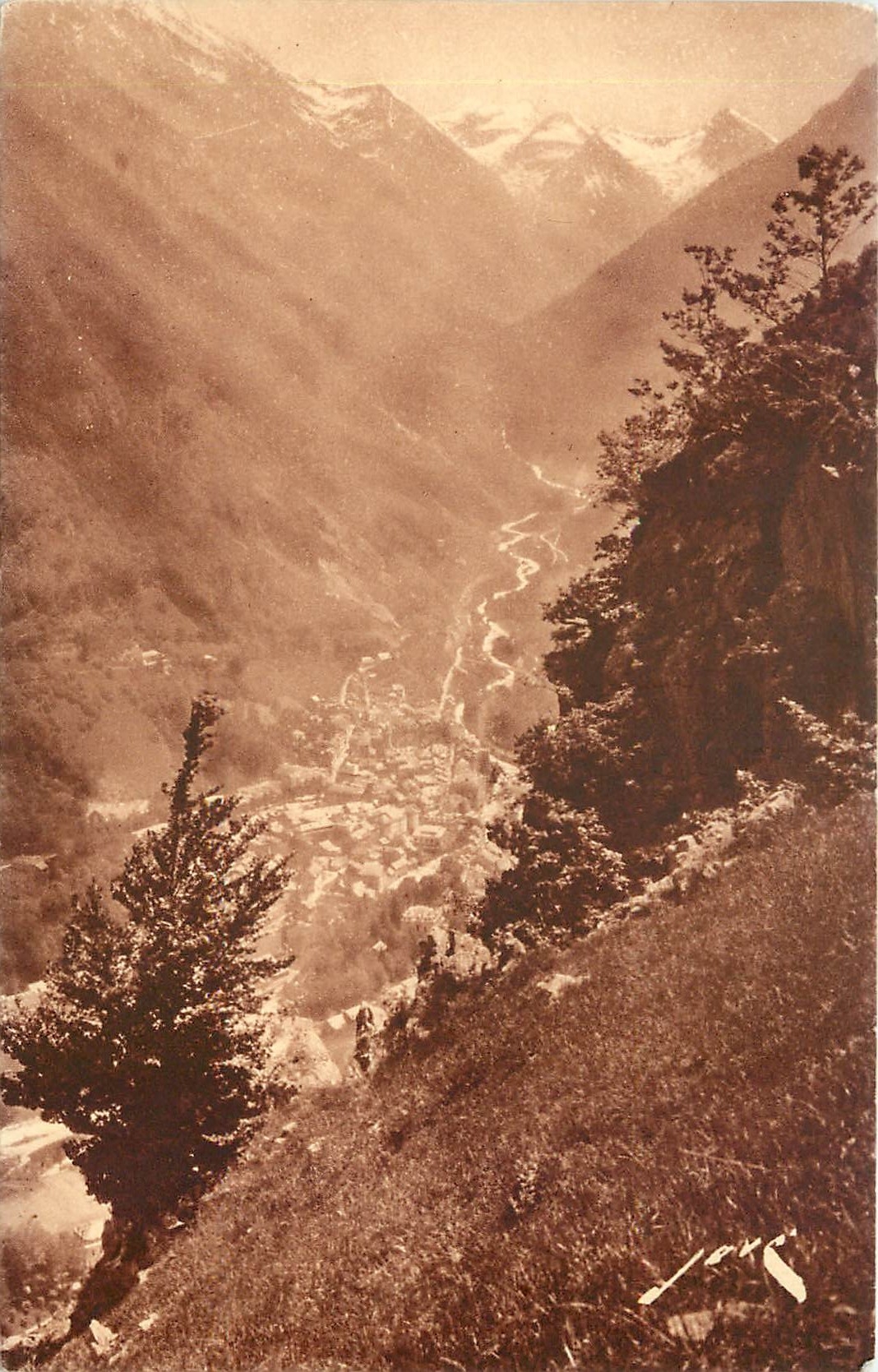 CPA Toute la France Cauterets H P Cauterets vu a vol d'oiseau 