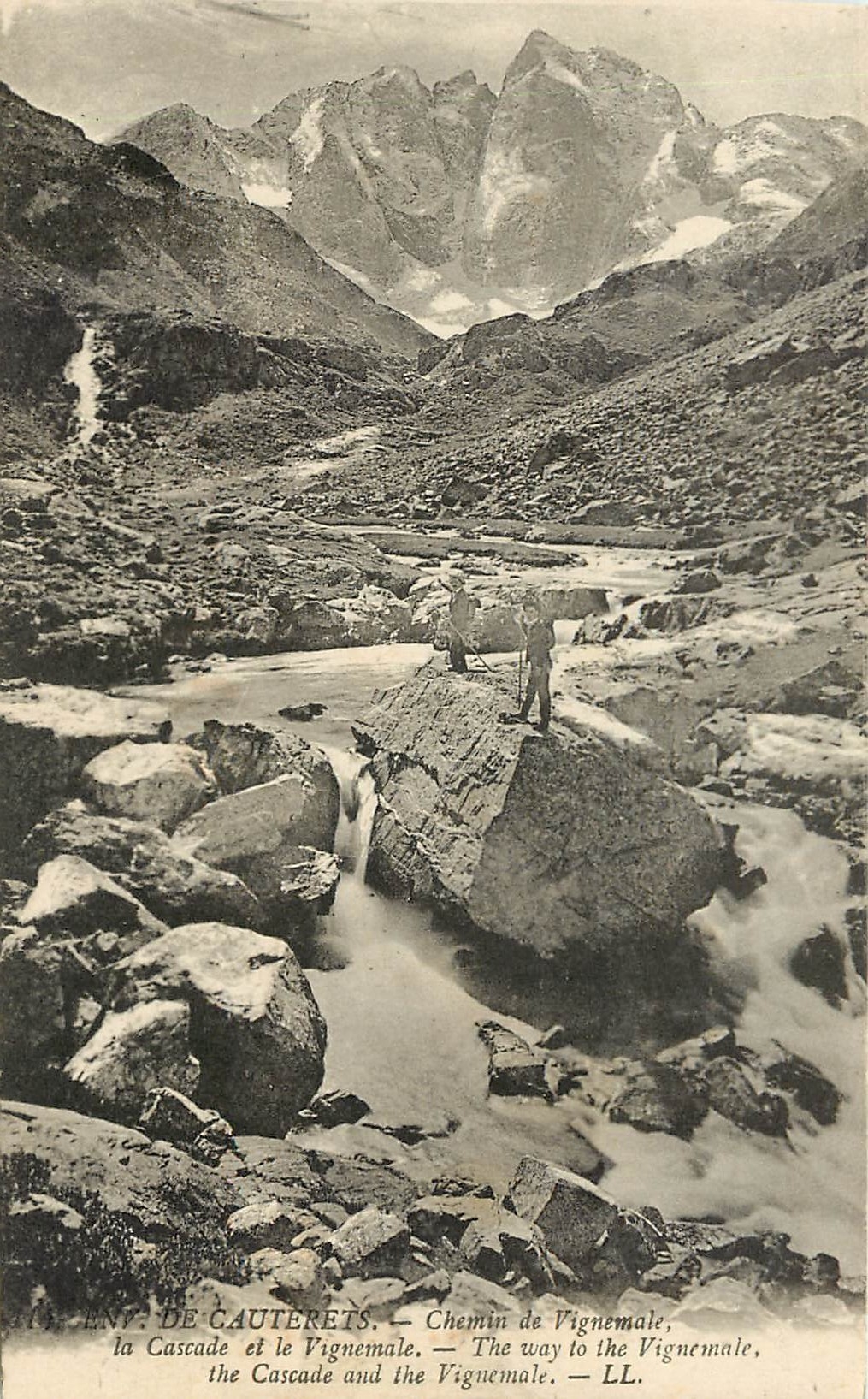CPA Env de Cauterets Chemin de Vignemale Cascade et le Vignemale 