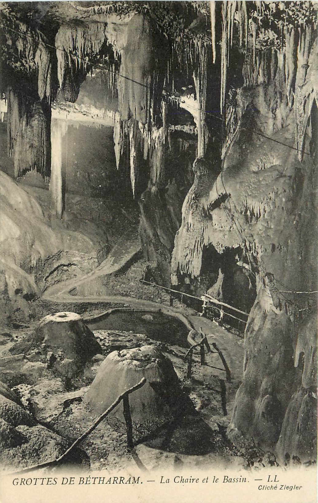 CPA Grottes de Betharram La Chaire et le Bassin 